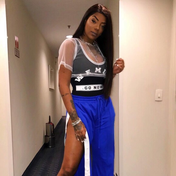 A calça tracker com botões e listras laterais, como a usada pela cantora Ludmilla, é uma das peças cool do momento