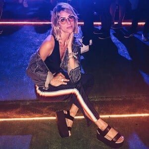 Giovanna Ewbank usou calça esportiva de listra colorida lateral Mundo Lolita no Rock in Rio 2017, em 17 de setembro