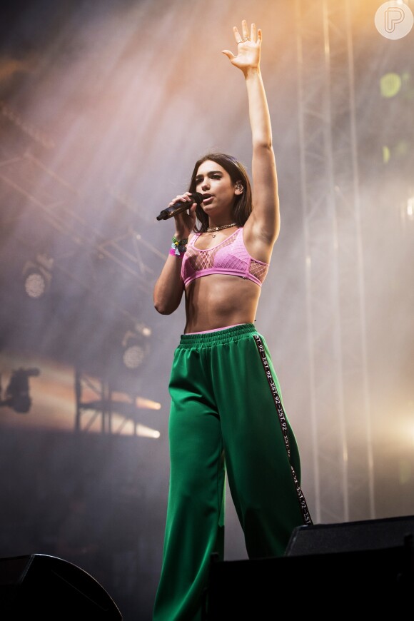As calças com faixas ou listras laterais, a exemplo da usada pela cantora Dua Lipa em show, são peças fortes do momento