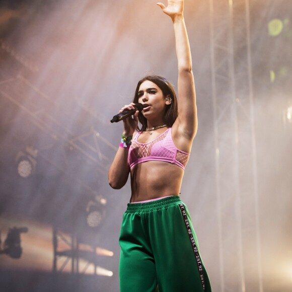 As calças com faixas ou listras laterais, a exemplo da usada pela cantora Dua Lipa em show, são peças fortes do momento