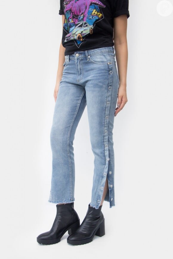 Os botões laterais das calças tracker também podem ser encontrados no jeans! A peça da marca Ziovara no material, com lavagem marmorizada azul claro, custa R$ 189,90