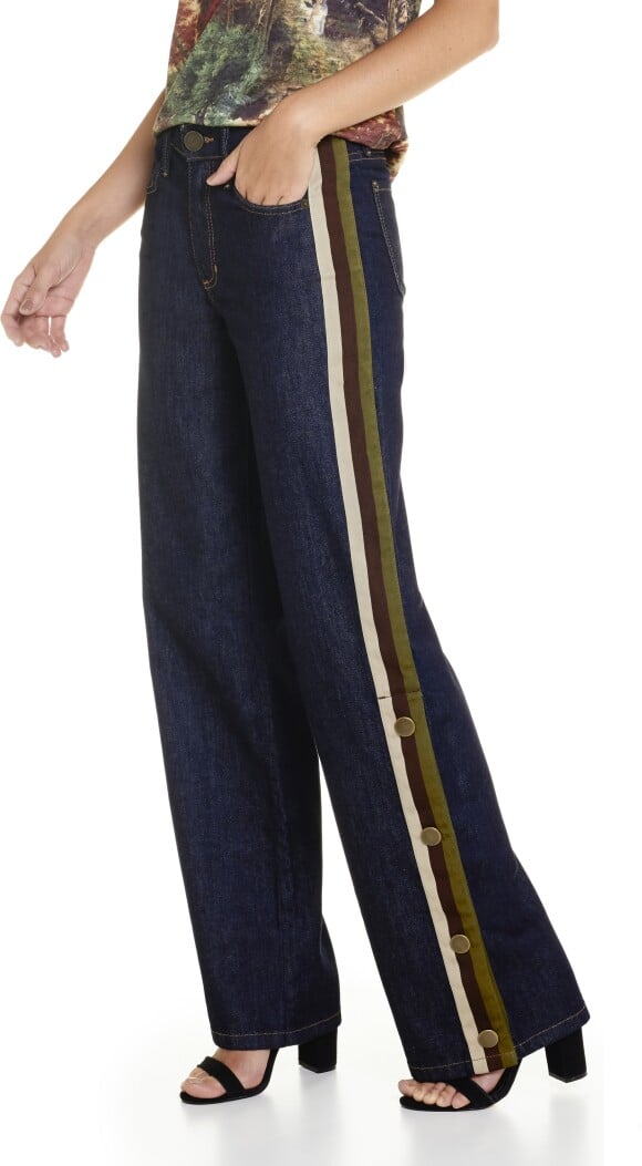 Na Damyller, a calça jeans com botões na parte de baixo e listras laterais pode ser comprada por R$ 399