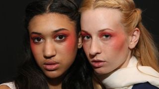 Blush bomb: conheça a tendência ousada dos desfiles e ganhe confiança para usar