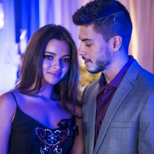 Casados, Melissa (Gabriella Mustafá) e Diego (Arthur Aguiar) vão transar em meio às ruínas, na novela 'O Outro Lado do Paraíso'