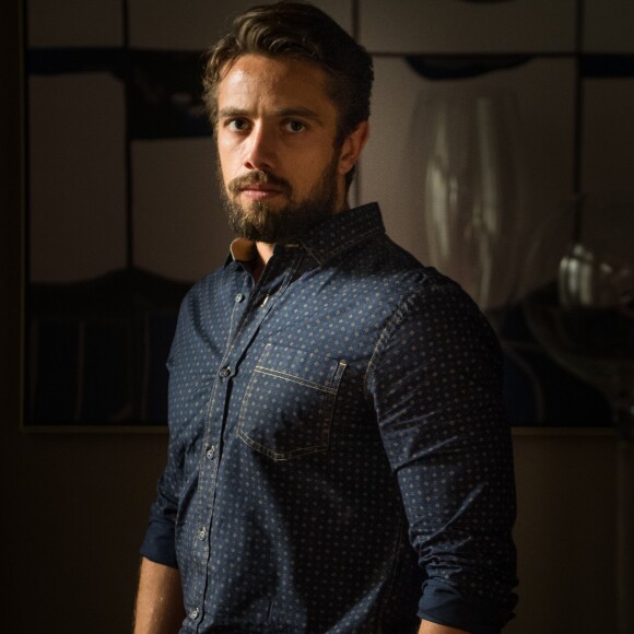 'Nem fui olhar. Eu quero que a Clara (Bianca Bin) se dane. E a mãe dela também', diz Renato (Rafael Cardoso) a Samuel (Eriberto Leão), que o demite, na novela 'O Outro Lado do Paraíso'