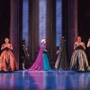 No musical da Broadway, Elsa tem uma cena de aventura e, por isso, seu figurino foi repensado