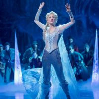 Elsa de calça! Disney inova em figurino de princesa na Broadway: 'Empoderador'