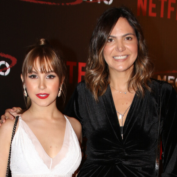 Carla Diaz e Carol Sampaio se encontraram em pré-estreia da série 'O Mecanismo'