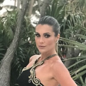 Flávia Alessandra usou vestido preto Roberto Cavalli em baile de gala