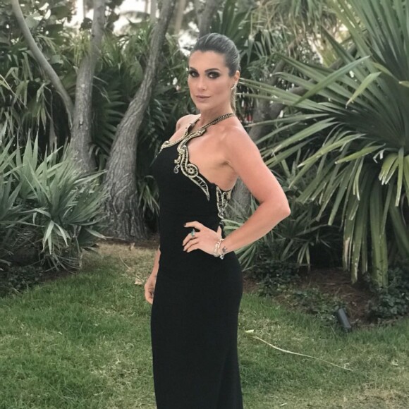 Flávia Alessandra usou vestido preto Roberto Cavalli em baile de gala