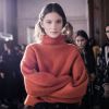 Na semana de moda de Paris, Kristina Fidelskaya apostou em tom terroso, na cor telha, em um casaco de lã