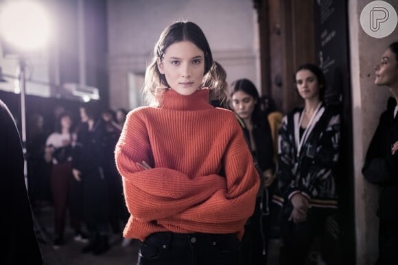 Na semana de moda de Paris, Kristina Fidelskaya apostou em tom terroso, na cor telha, em um casaco de lã