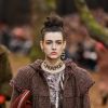 Chanel aposta na tendência dos tons terroros durante a Semana de Moda de Paris para o inverno 2018