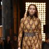 Giambattista Valli aposta na tendência dos tons terroros em looks estampados durante a Semana de Moda de Paris para o inverno 2018
