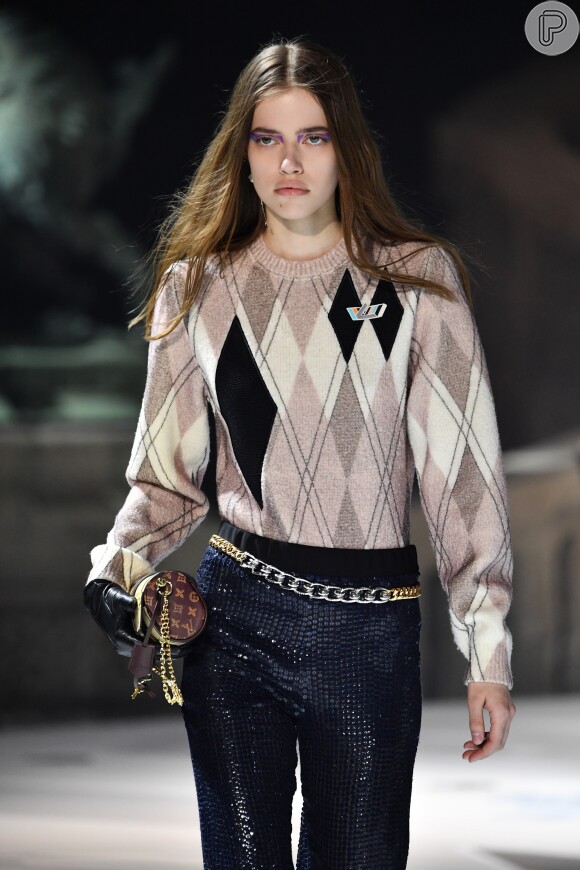 Louis Vuitton traz os tons terrosos em estampas geométricas na Semana de Moda de Paris