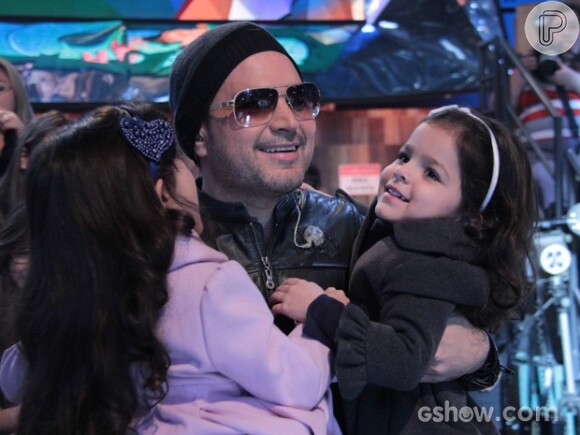 Luciano recebe as filhas gêmeas, Isabella e Helena, de 4 anos, no 'Altas Horas'