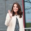 Kate Middleton usou jeans skinny, blusa da Hobbs e um casaco creme da Goat em evento