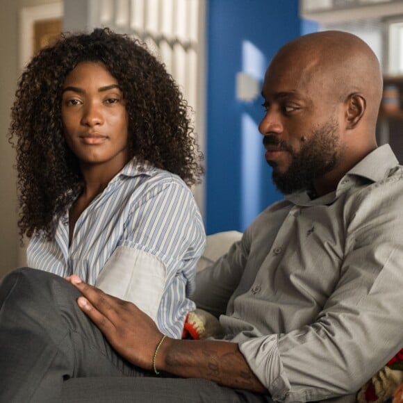 Raquel (Erika Januza) recusou o pedido de casamento feito por Radu (Thiago Thomé) por ainda ser apaixonada por Bruno (Caio Paduan), na novela 'O Outro Lado do Paraíso'