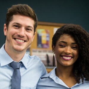 Bruno (Caio Paduan) e Raquel (Erika Januza) trocam beijo apaixonado na delegacia, na novela 'O Outro Lado do Paraíso'