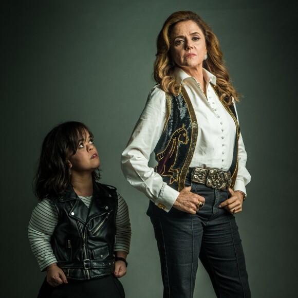 Marieta Severo considera díficeis as cenas de preconceito com a filha da personagem: 'Me custa mais as cenas com a Juliana. Aí ainda é pesado. Hoje fiz duas cenas com ela bem cruéis e é doloroso para mim'