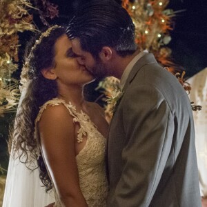 Cleo (Giovana Cordeiro) e Xodó (Anderson Tomazini) se beijam no altar durante casamento, na novela 'O Outro Lado do Paraíso'