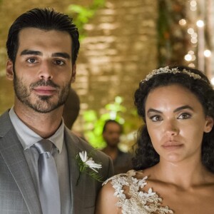 Cleo (Giovana Cordeiro) se casa com Xodó (Anderson Tomazini) segurando um buquê de flores do campo, na novela 'O Outro Lado do Paraíso'