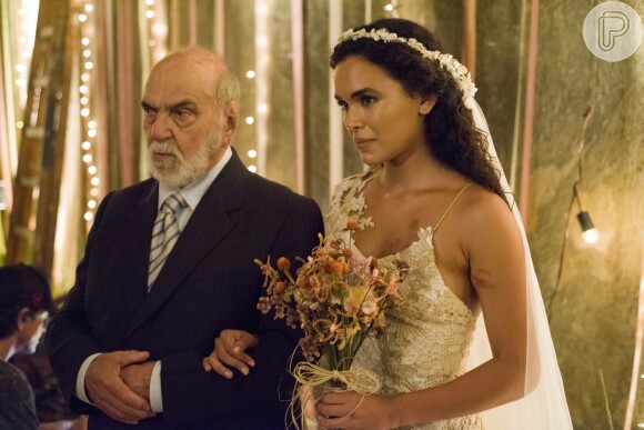 Josafá (Lima Duarte) leva Cleo (Giovana Cordeiro) ao encontro de Xodó (Anderson Tomazini) em casamento, na novela 'O Outro Lado do Paraíso'