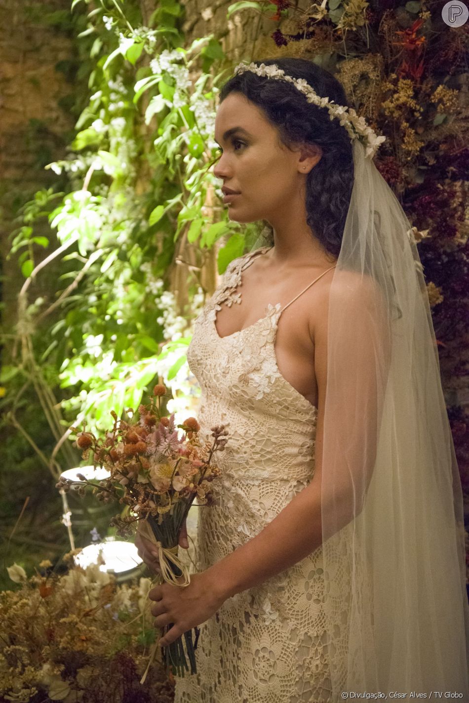 vestido de noiva com veu e grinalda