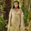Cleo (Giovana Cordeiro) usa vestido de crochê off-white na cerimôni ade seu casamento com Xodó (Anderson Tomazini), na novela 'O Outro Lado do Paraíso'