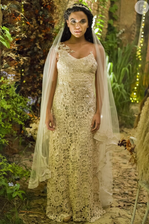 Cleo (Giovana Cordeiro) usa vestido de crochê off-white na cerimôni ade seu casamento com Xodó (Anderson Tomazini), na novela 'O Outro Lado do Paraíso'