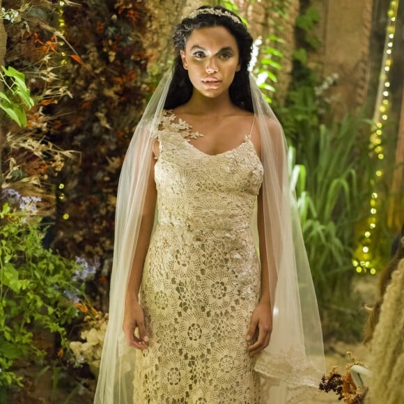 Cleo (Giovana Cordeiro) usa vestido de crochê off-white na cerimôni ade seu casamento com Xodó (Anderson Tomazini), na novela 'O Outro Lado do Paraíso'