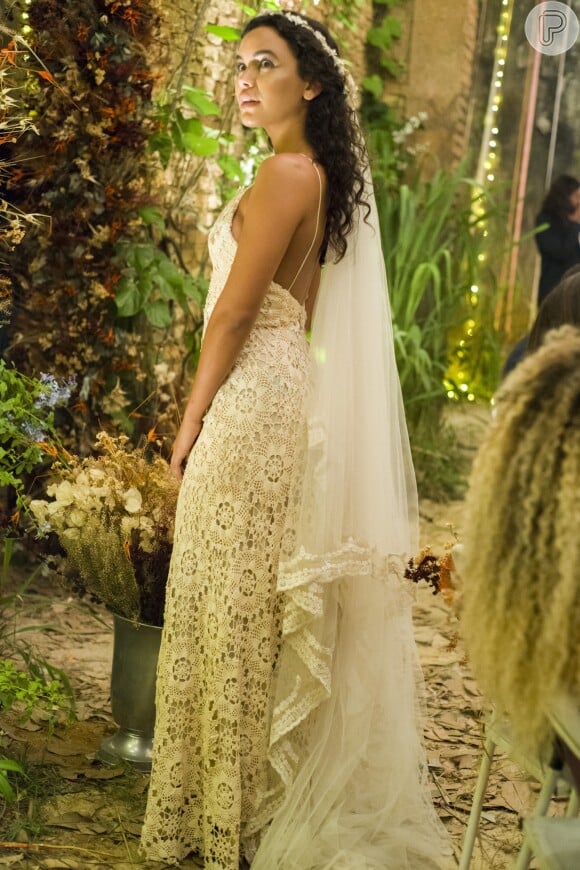Vestido de crochê de Cleo (Giovana Cordeiro), de alça, deixa parte de suas costas à mostra, na novela 'O Outro Lado do Paraíso'
