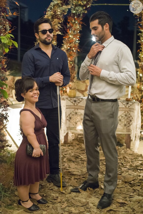 Amaro (Pedro Carvalho) e Estela (Juliana Caldas) também prestigiam o casamento de Xodó (Anderson Tomazini) e Cleo (Giovana Cordeiro), na novela 'O Outro Lado do Paraíso'