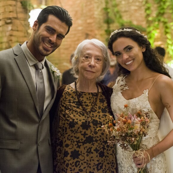 'Que felicidade ver a minha querida Cleo (Giovana Cordeiro) casada com esse rapaz... Xodó (Anderson Tomazini)', diz Mercedes (Fernanda Montenegro) durante cerimônia da neta com o garimpeiro na igreja das Ruínas, na novela 'O Outro Lado do Paraíso'