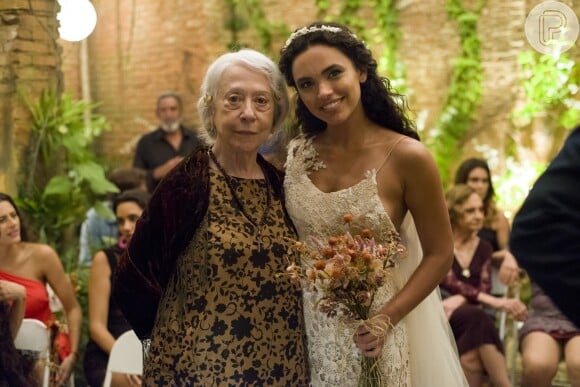 Mercedes (Fernanda Montenegro) se emociona com o casamento de Cleo (Giovana Cordeiro) e Xodó (Anderson Tomazini), na novela 'O Outro Lado do Paraíso'