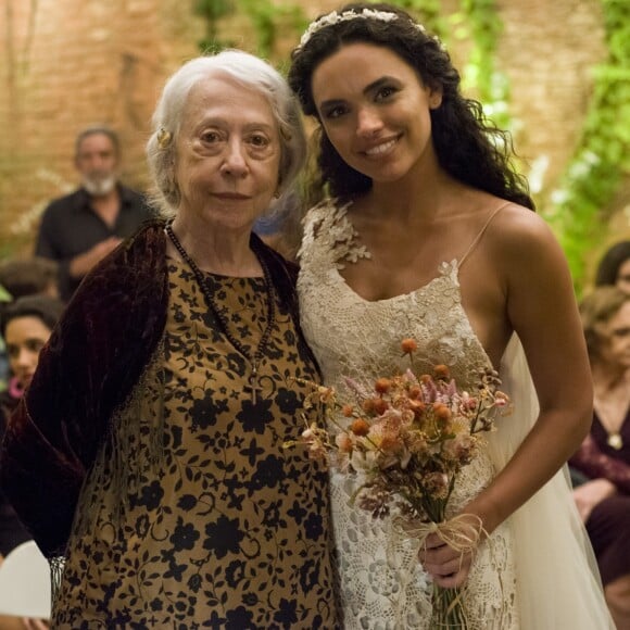 Mercedes (Fernanda Montenegro) se emociona com o casamento de Cleo (Giovana Cordeiro) e Xodó (Anderson Tomazini), na novela 'O Outro Lado do Paraíso'