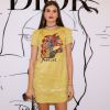 Camila Queiroz escolheu um vestido amarelo com aplicações para o evento da Dior