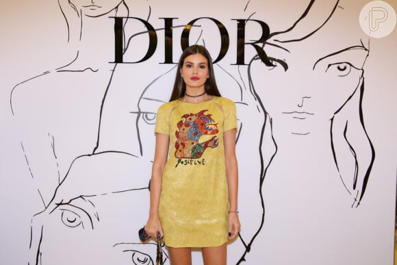 Camila Queiroz escolheu um vestido amarelo com aplicações para o evento da Dior