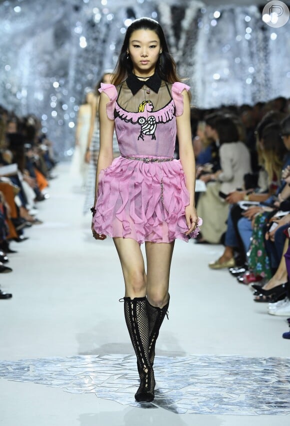 Diferentes modelos no desfile de moda da Dior na Paris Fashion Week usaram a bota de tela escolhida por Camila Queiroz