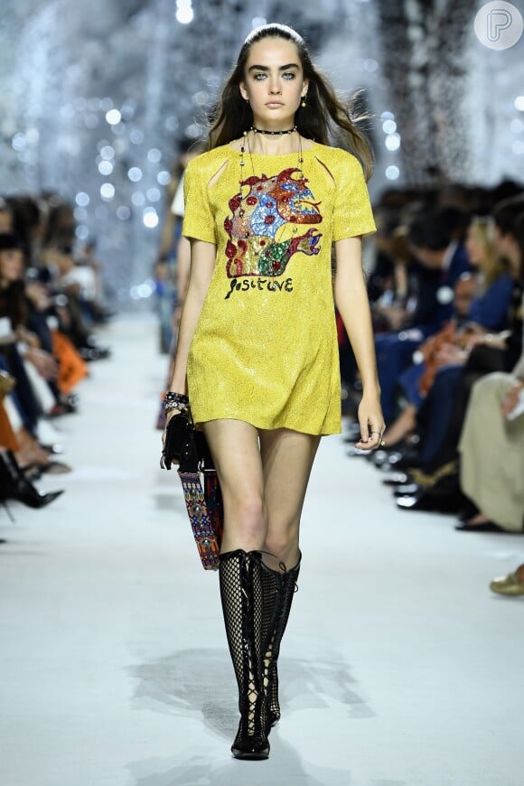 Durante a Semana de Moda de Paris, uma modelo desfilou um look idêntico ao usado por Camila Queiroz