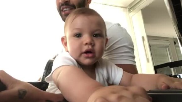 Gusttavo Lima se derreteu ao filmar o filho, Gabriel, de 8 meses, 'tocando' piano: 'Minha segunda voz'