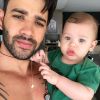 Gabriel, filho de Gusttavo Lima e Andressa Suita, encantou seguidores do pai ao esbanjar fofura em vídeo 'tocando' a música 'Apelido Carinhoso'