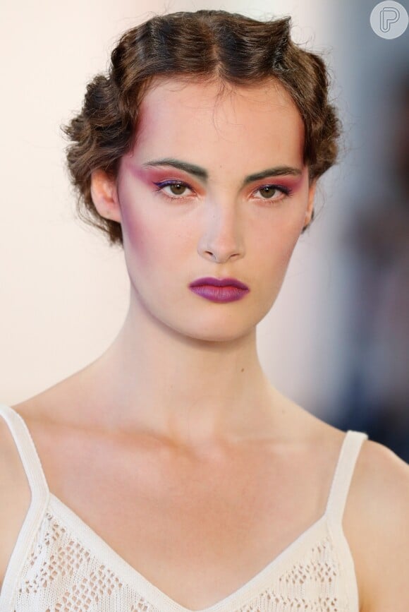 Maquiadora Milena Brambilla dá dicas de beleza ultra violet: 'Caso você queira usar o violet na boca e nos olhos, o legal é alternar os tons. Usar um tom mais claro nos olhos e escuro na boca ou vice e versa'