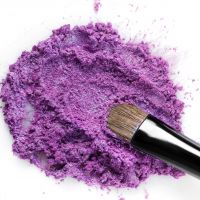 Maquiagem ultraviolet: saiba como apostar na tendência e ornar sombras e batons