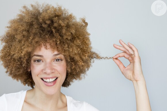É importante fazer um cronograma capilar antes de pintar o cabelo para que os fios fiquem saudáveis e fortes