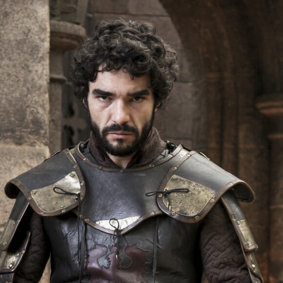 Cássio (Caio Blat) consegue armas para invadir o castelo de Montemor na novela 'Deus Salve o Rei'