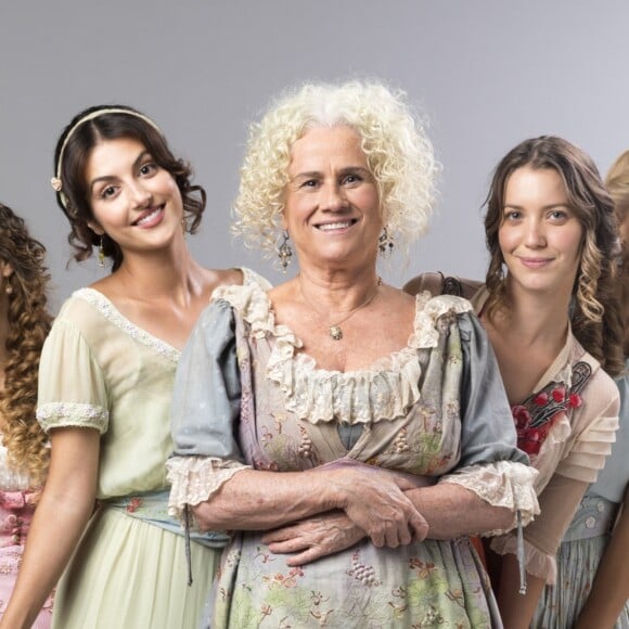 Mãe de Jane (Pâmela Tomé), Ofélia (Vera Holtz) só quer saber de arrumar bom casamento para as cinco filhas na novela 'Orgulho e Paixão'