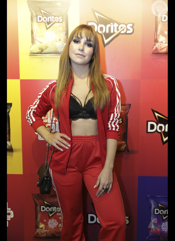 Carla Diaz apostou em um conjunto vermelho sporty e sutiã preto à mostra
