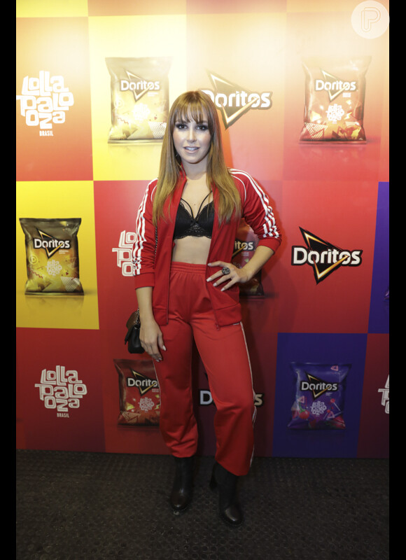 Carla Diaz combinou o look esportivo vermelho com um sutiã strappy preto