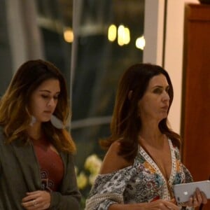 Fátima Bernardes usa vestido florido em passeio com as filhas gêmeas, Laura e Beatriz